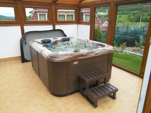 Vířivka pro dva v zimní zahradě Prachatice