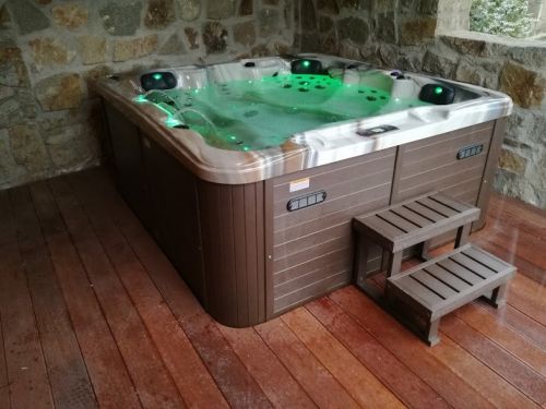 Vířivka NOMIA na venkovní terase J. Hradec