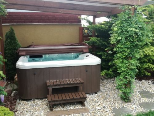 Vířivka pod pergolou Brno