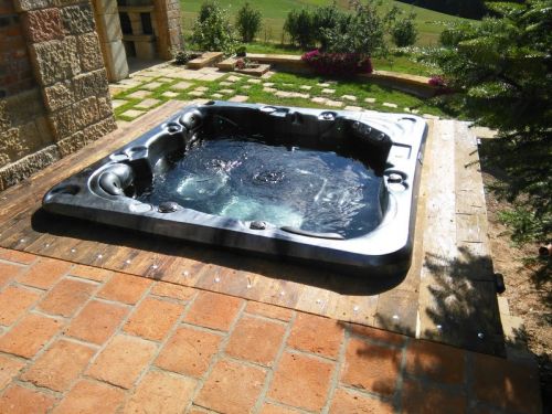 Vířivka zapuštěná na venkovní terase