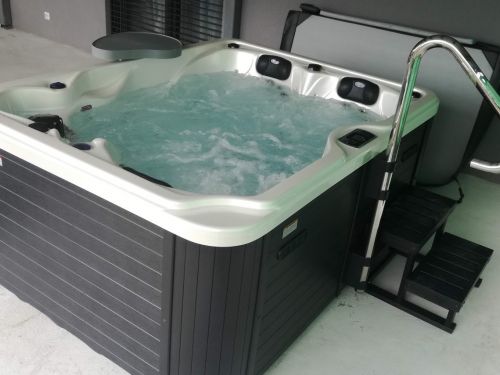 Vířivka XENA pro 3 osoby