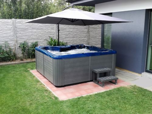 Venkovní vířivka pro 6 osob