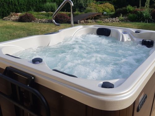 Venkovní vířivka na zahradě