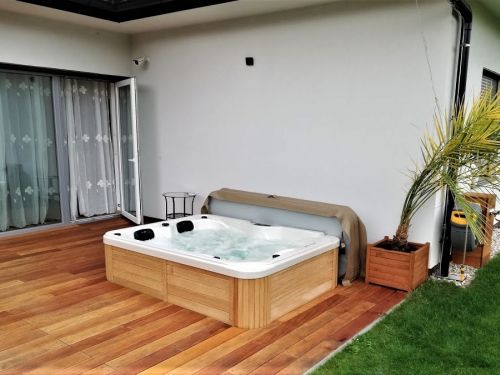 Vířivka částečně zapuštěná do terasy