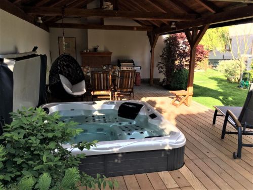 Venkovní vířivka pro 5 osob zapuštěná v podlaze