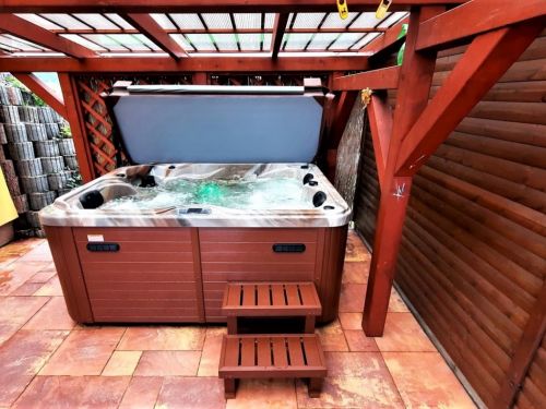 Vířivka v zahradní pergole