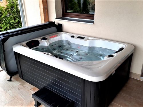 Vířivka MIRA na terase