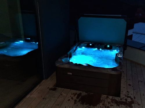 Vířivka na střešní terase