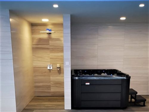 Vířivka XENA u bazénu