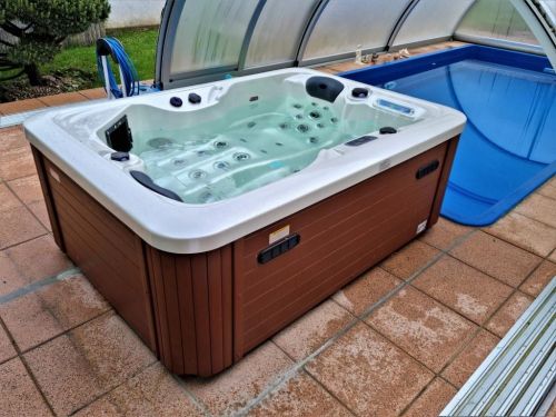 Venkovní vířivka pro dva MIRA u bazénu