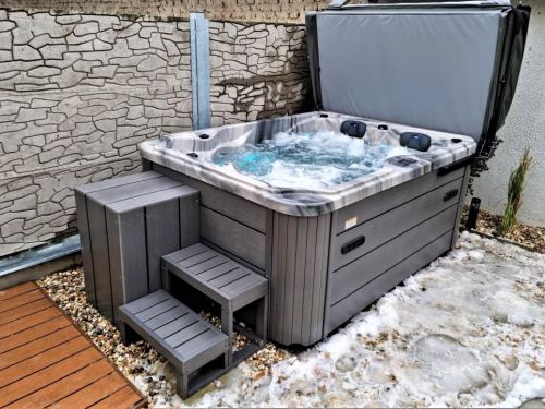 Venkovní vířivka po celý rok na zahradě