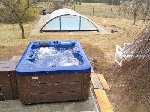 Celoroční vířivka MIRA u bazénu