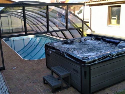 Vířivka CARINA u bazénu