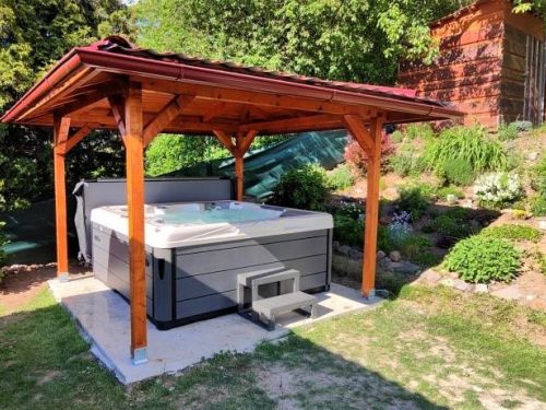 Venkovní vířivka CARINA pod pergolou