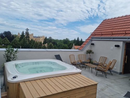 Vířivka VEGA s přelivem s výhledem na Lednický zámek