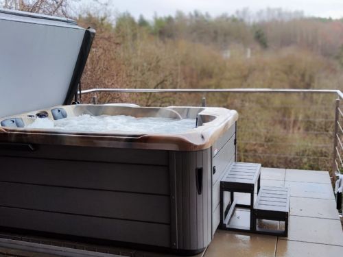 Vířivka KARA na terase Brno