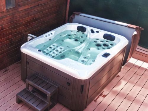 Vířivka KARA  na venkovní terase