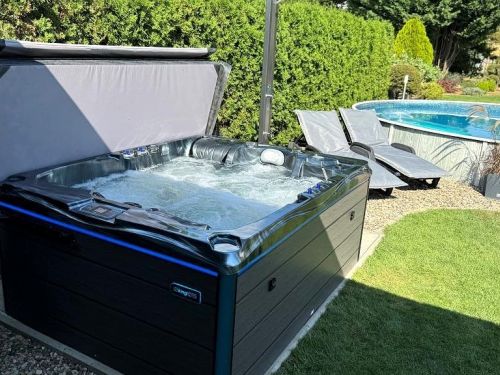 Vířivka ARIES u bazénu