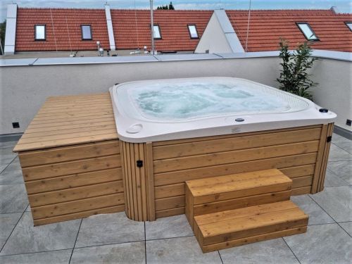 Vířivka VEGA comfort s přelivem na střešní terase