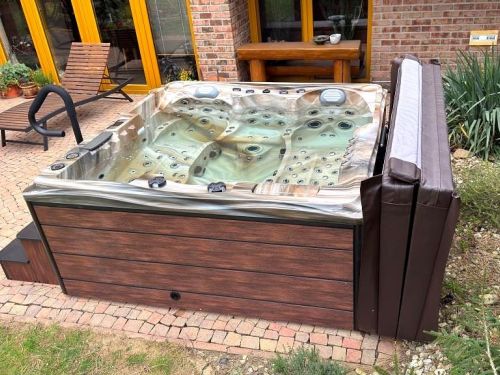 Vířivka MERRIN na terase