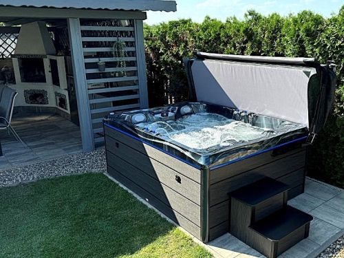 Vířivka ARIES na zahradě